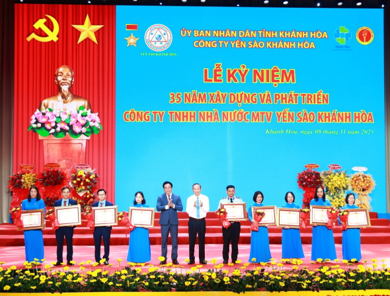 Chủ tịch tỉnh Khánh Hòa và Thứ trưởng Bộ Nông nghiệp và Môi trường trao Bằng khen của Thủ tướng Chính phủ cho 9 các nhân xuất sắc của Công ty Yến sào Khánh Hòa