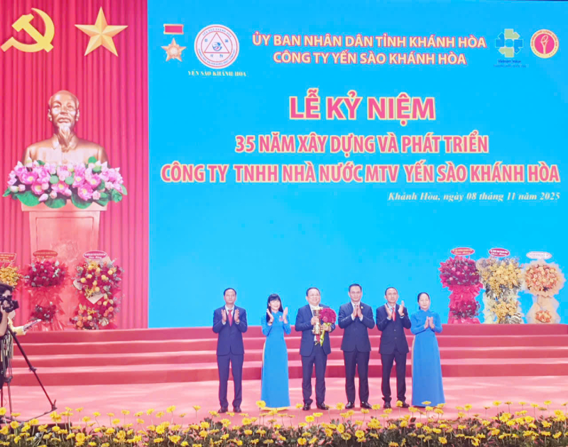 Lãnh đạo Công ty Yến sào Khánh Hòa đương nhiệm trao Cúp Tri ân cho Ths.Lê Hữu Hoàng, nguyên Chủ thịch HĐTV, người sáng lập thương hiệu Yến sào Khánh Hòa