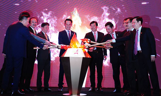 Nghi thức truyền lửa và nhiệt huyết của Hội Doanh nhân trẻ Việt Nam.