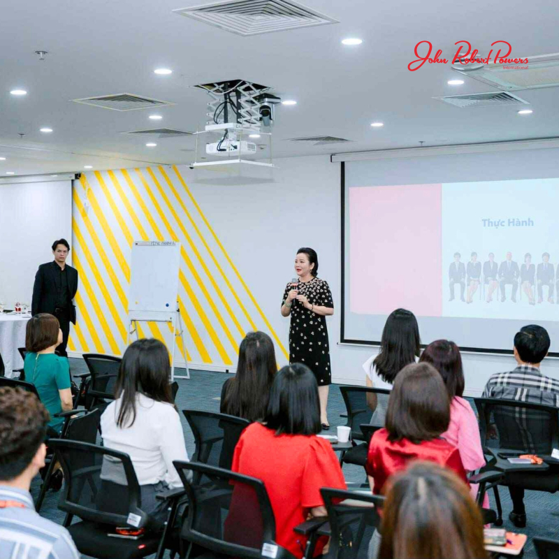 Bà Võ Thị Xuân Trang trong một buổi đứng lớp