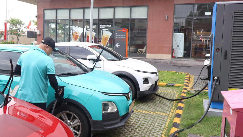 Trạm sạc điện thông minh phục vụ người tiêu dùng tại Trung tâm thương mại SATRA Võ Văn Kiệt. Ảnh: SATRA