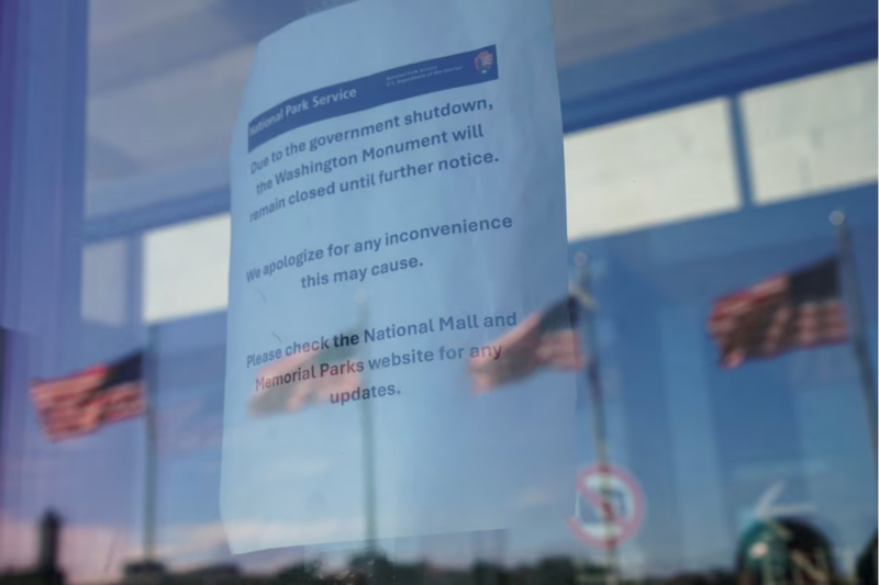 Một thông báo cho hay Đài tưởng niệm Washington đã đóng cửa do chính phủ đóng cửa một phần, được dán trên cửa kính, vào ngày đầu tiên khi chính phủ Mỹ đóng cửa một phần, tại Washington, D.C., Hoa Kỳ, ngày 1/10/2025. Ảnh: Reuters