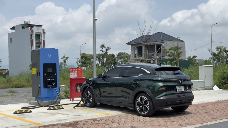 Vị chủ xe khẳng định việc sạc xe điện “đỡ phải nghĩ nhiều hơn cả đi đổ xăng”.