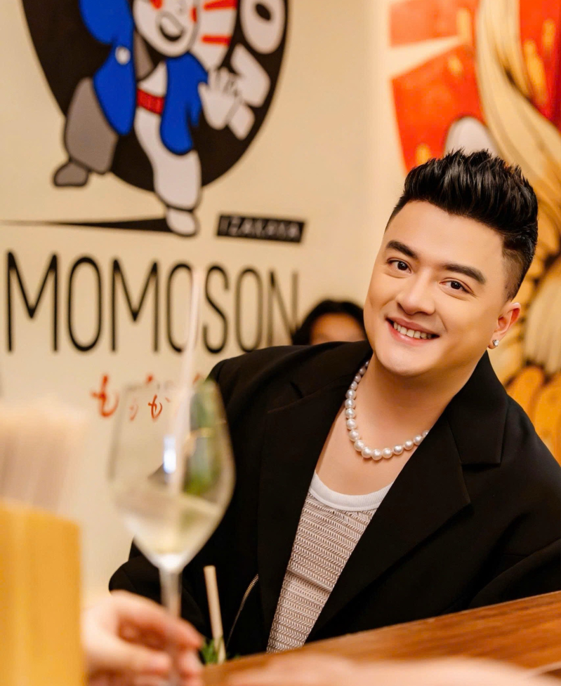 Ca sĩ Cao Thái Sơn có mặt tại Momoson trong ngày khai trương mới đây