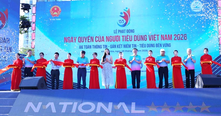 Các đại biểu lãnh đạo Bộ Công Thương, lãnh đạo UBND tỉnh Khánh Hòa và Hội BVNTD Việt Nam thực hiện nghi thức cắt băng phát động Ngày Quyền của NTD Việt Nam