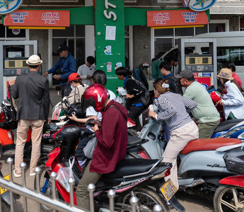 Tại Lào, hơn 40% trạm xăng đã đóng cửa. Ảnh: NYT