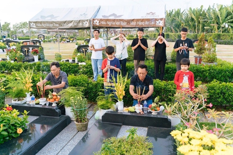 Kỷ nguyên số làm thay đổi mạnh mẽ giá trị của Tết Thanh minh. Ảnh: Internet