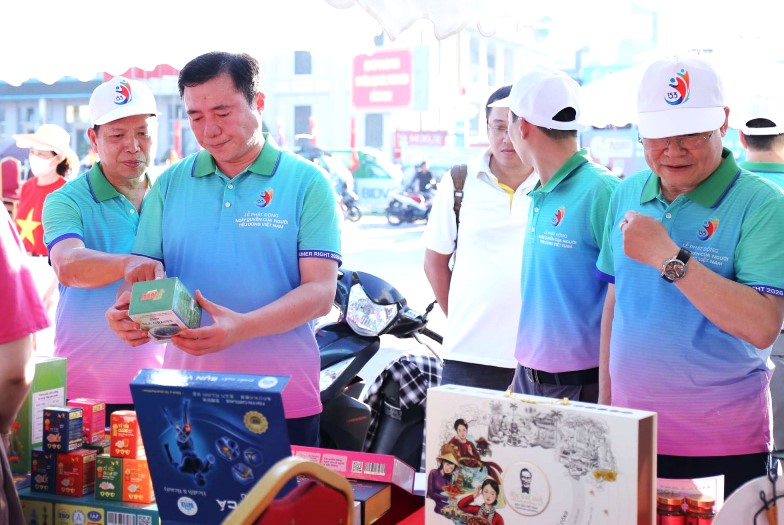 Thứ Trưởng Bộ Công Thương cùng các đại biểu tham quan khu trưng bày sản phẩm của các doanh nghiệp trong khuôn khổ chương trình Lễ phát động quốc gia Ngày Quyền của Người tiêu dùng Việt Nam 2026