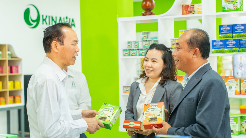 Ông Nguyễn Quang Duy và bà Nguyễn Thị Thu Trang đón tiếp Thứ trưởng Bộ Nông nghiệp và Môi trường Phùng Đức Tiến đến thăm quan và làm việc tại nhà máy sản xuất của Công ty