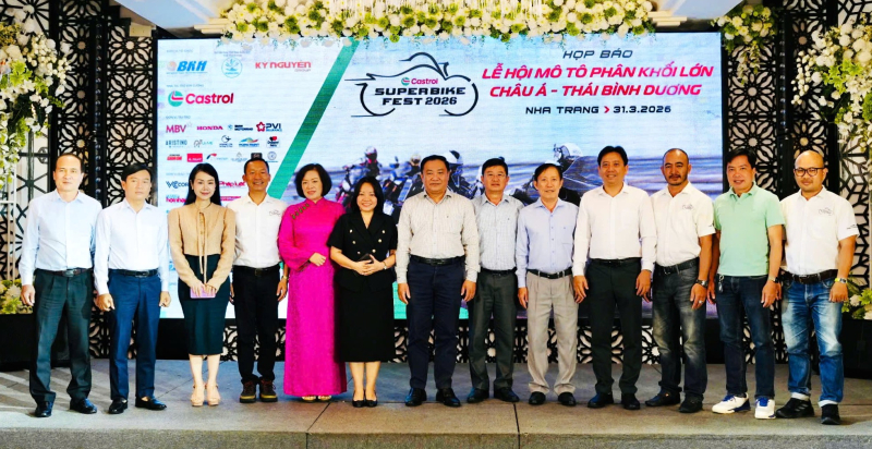 Ban tổ chức, nhà tài trợ và đại biểu lãnh đạo cùng chụp hình lưu niệm