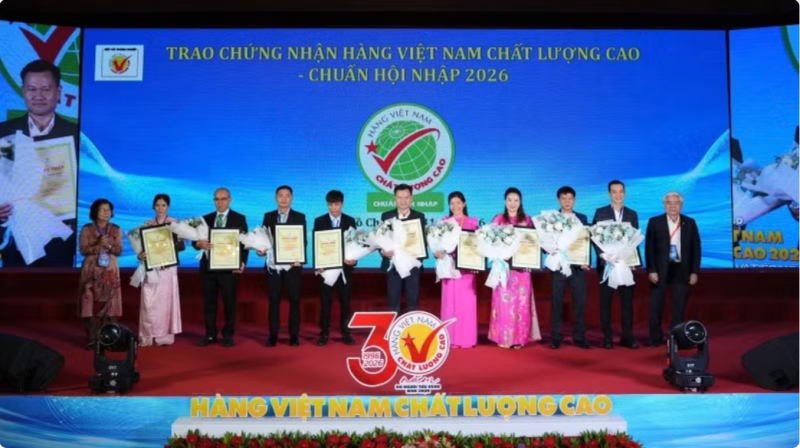 Các doanh nghiệp nhận Chứng nhận Hàng Việt Nam Chất lượng cao 2026. Ảnh: Báo Nhân Dân