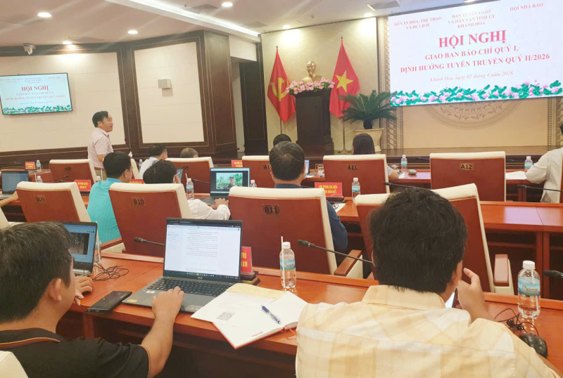 Các nhà báo phát quan tâm về các giải pháp giải quyết khó khăn của công tác đền bù, tái định liên quan đến tiến độ thực hiện 2 dự án Nhà máy điện hạt nhân Ninh Thuận 1 và 2