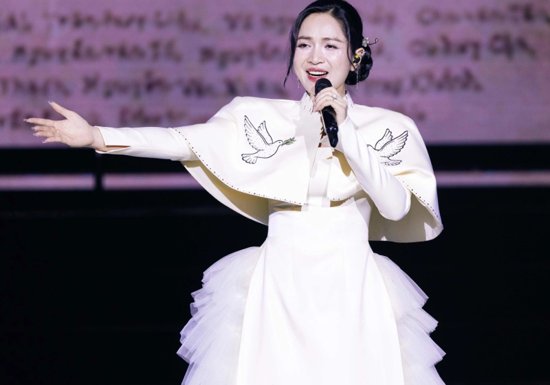 Ca sĩ Duyên Quỳnh với sự cố hát nhép ở Lễ trao giải Làn sóng xanh đã nhận nhiều phản ứng của khán giả