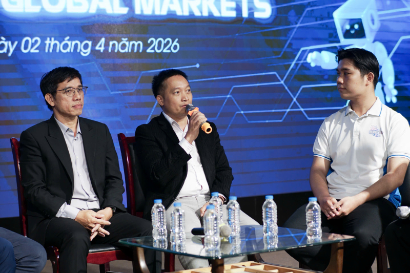 Giám đốc Vườn ươm Khởi nghiệp Doanh nhân trẻ Ngô Hoàng Đông chia sẻ những thông tin bổ ích tại buổi tọa đàm