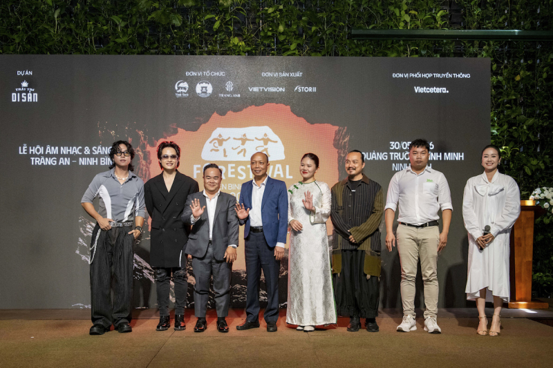 Các nghệ sĩ và Ban tổ chức Lễ hội tại buổi công bố chính thức