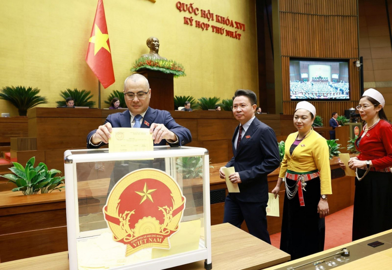 Các đại biểu Quốc hội bỏ phiếu bầu Chủ tịch nước. Ảnh: Dương Giang/TTXVN