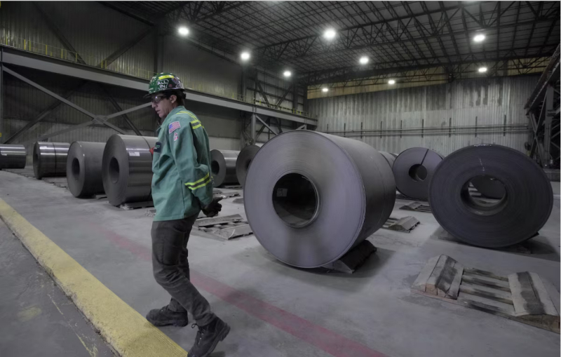 Một công nhân đang làm việc bên trong nhà máy thép Nucor ở Blytheville, Arkansas, Hoa Kỳ. Ảnh: Reuters