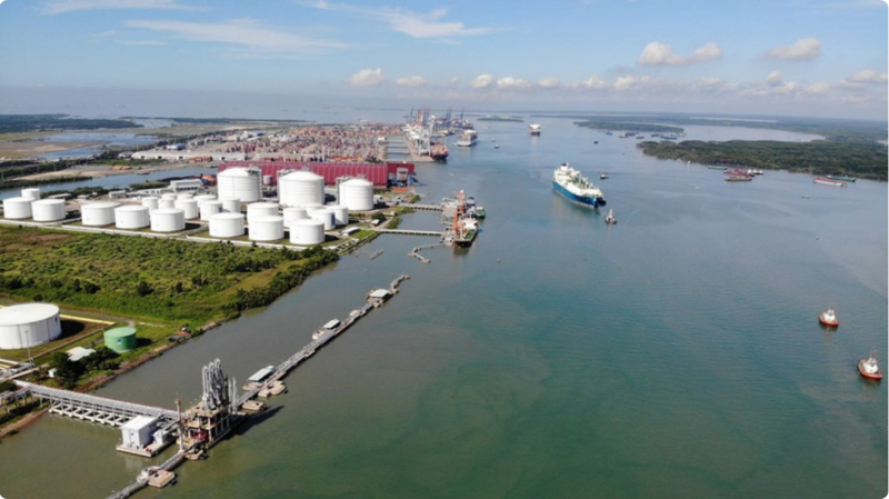 Hoạt động nhập khẩu khí LNG tại cảng Thị Vải. Ảnh: VNA