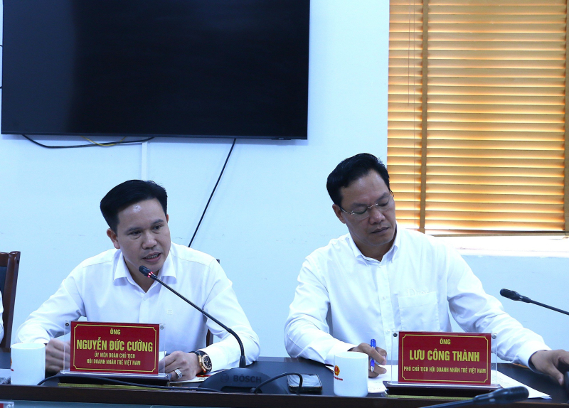 Lãnh đạo Hội DNT Việt Nam và Hội DNT tỉnh Điện Biên tại buổi làm việc