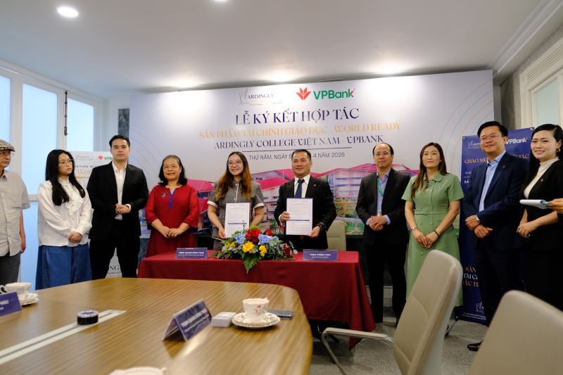 Đại diện Công ty Cổ phần Ardingly College Việt Nam và Ngân hàng TMCP Việt Nam Thịnh Vượng (VPBank) tại buổi lễ ký kết