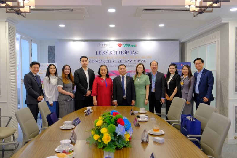 “World Ready” - tên của sản phẩm liên kết Tài chính - Giáo dục này cũng chính là slogan của Ardingly College Việt Nam, thể hiện triết lý giáo dục: Chuẩn bị cho học sinh sẵn sàng bước vào một thế giới nhiều thách thức và biến động