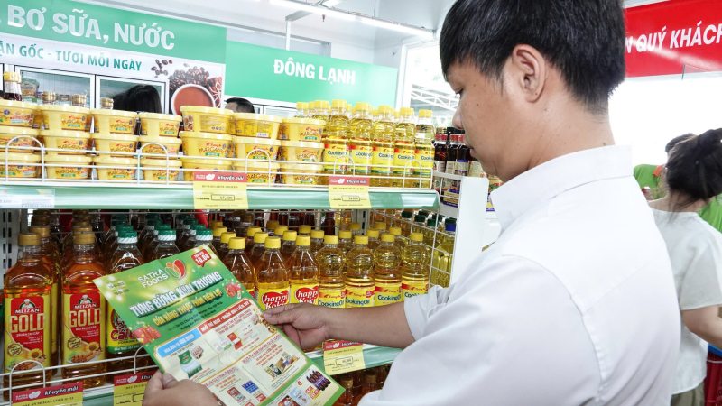 Khách hàng mua sắm tại cửa hàng