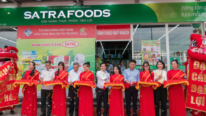 Ban lãnh đạo SATRA và đại diện lãnh đạo phường An Phú, TP.HCM cắt băng khai trương