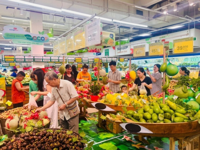 Hệ thống bán lẻ của Saigon Co.op triển khai các chương trình khuyến mãi, giảm giá sâu đối với các mặt hàng thiết yếu nhằm kích cầu tiêu dùng.