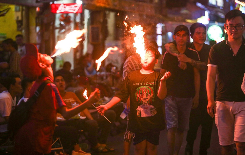 Những đứa trẻ kiếm sống nơi thành phố về đêm. Ảnh: Internet