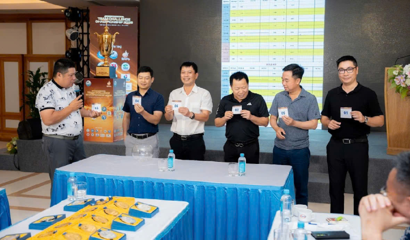 Thành viên Ban Tổ chức bốc thăm Vô địch Đồng đội CLB Golf 1982 lần 3