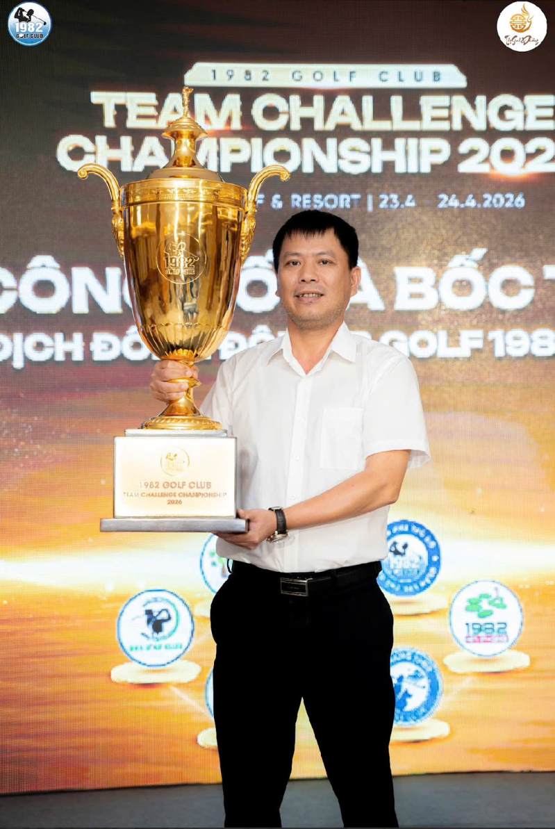 Ông Đỗ Quang Trung, Trưởng Ban Tổ chức Giải giới thiệu chiếc Cúp vô địch năm 2026