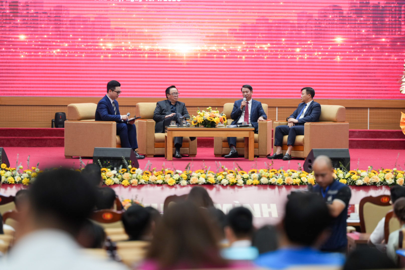 Ông Hoàng Bình Quân - Nguyên Ủy viên Ban Chấp hành Trung ương Đảng, Nguyên Trưởng Ban Đối ngoại Trung ương, Chủ tịch Danh dự Hội Doanh nhân trẻ Việt Nam; ông Nguyễn Khắc Hiếu - Phó Chủ tịch UBND tỉnh Phú Thọ; ông Nguyễn Ngọc Quân - Chủ tịch Hội Doanh nhân trẻ tỉnh Phú Thọ tại phiên đối thoại