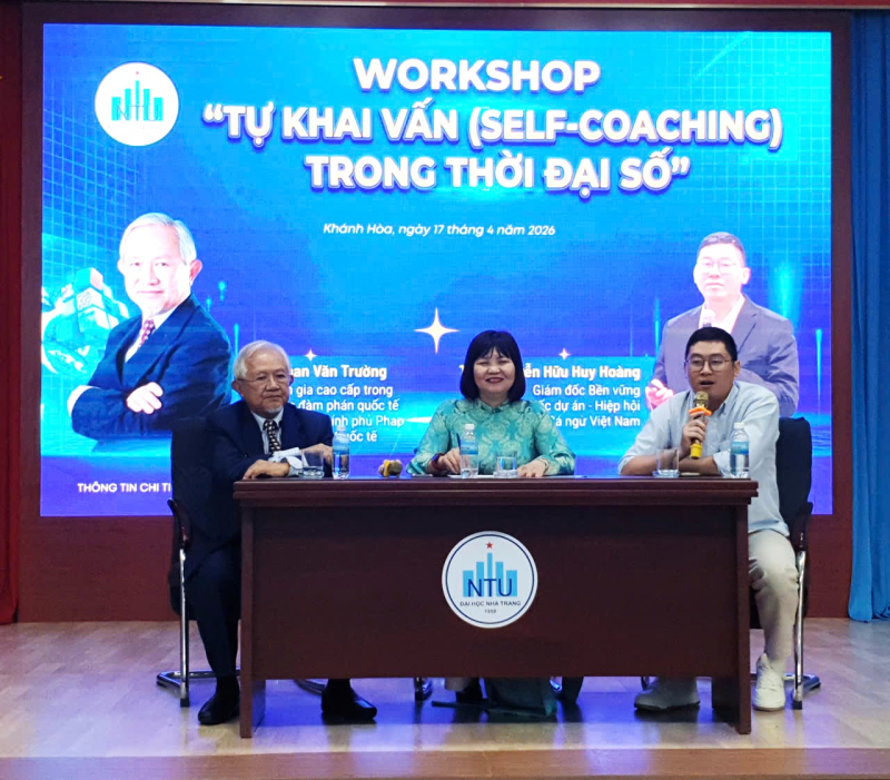 TS.Trần Thị Mỹ Hạnh, Giám đốc Trung tâm Đổi mới sáng tạo NTU cùng 2 diễn giả đối thoại sôi nổi với trên 200 người tham dự