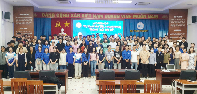 Nhiều doanh nhân trẻ, sinh viên và cựu sinh viên chụp hình lưu niệm với 2 diễn giả và Ban tổ chức