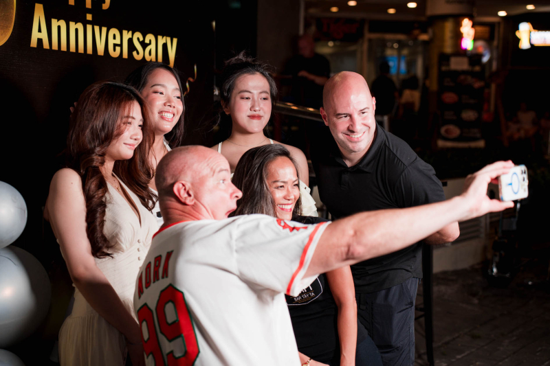 Khách hàng cùng chia sẻ niềm vui