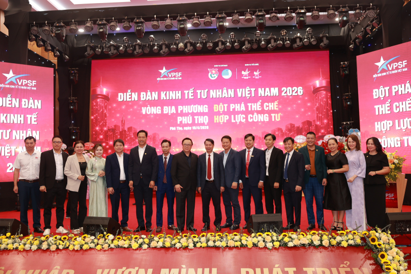 Các đại biểu chụp hình lưu niệm