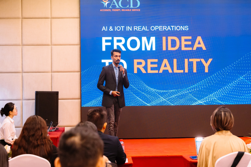 Các diễn giả trao đổi tại toạ đàm