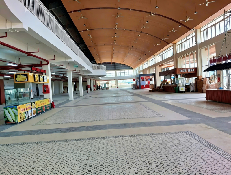 Phía bên trong Khu dịch vụ trung tâm rộng rãi, thoáng mát, đang hoàn thiện những bước cuối cùng để đón khách.