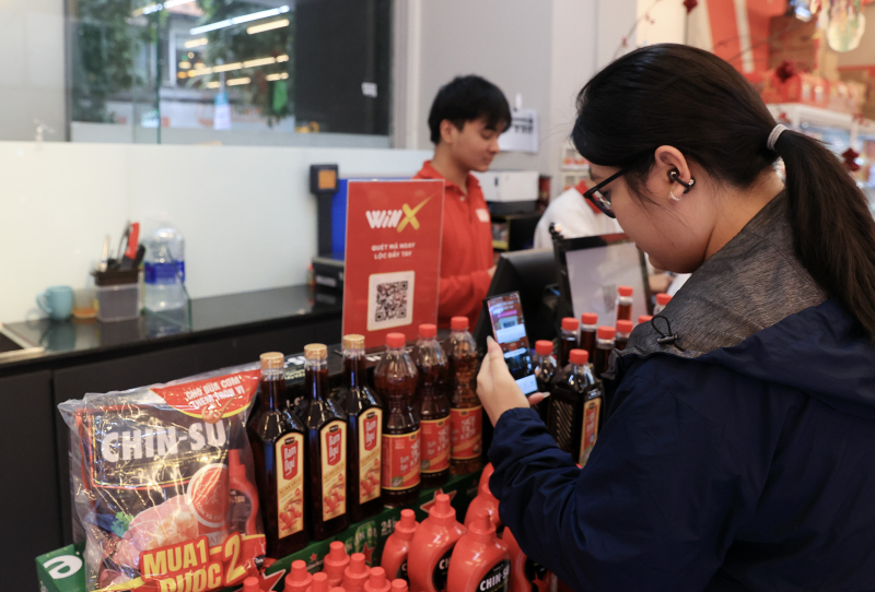 Người tiêu dùng tham gia chương trình WiNX tại siêu thị WinMart