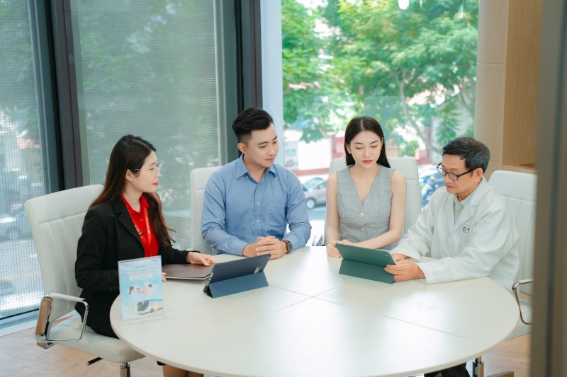 Khách hàng tham gia được các bác sĩ và chuyên gia tài chính tư vấn 1-1