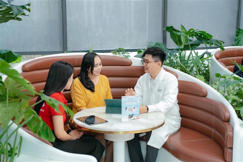 Khách hàng hào hứng tham gia hành trình “Sống trọn vẹn mỗi ngày”