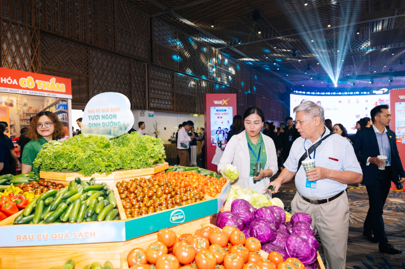 Cổ Đông tham quan quầy hàng rau củ quả tươi của WinEco - Một công ty trong hệ sinh thái Masan Group