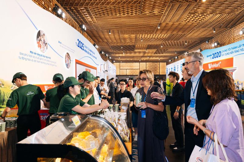 Cổ đông trải nghiệm gian hàng Phúc Long Heritage