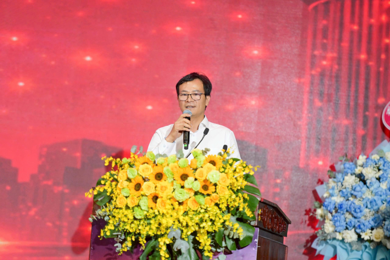 Tiến sĩ Hoàng Thịnh Nhân nhấn mạnh việc đào tạo không chỉ là lý thuyết mà phải gắn liền với nhu cầu thực tiễn của doanh nghiệp địa phương