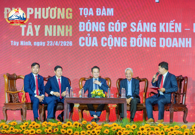 Tiến sĩ Nguyễn Thanh Mỹ (thứ hai, từ phải sang) cho rằng đổi mới sáng tạo không phải là một khẩu hiệu xa xỉ, nó là việc biến những ý tưởng khác biệt thành giá trị thực tế