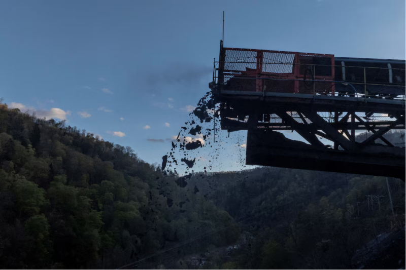 Khai thác và vận chuyển than bằng hệ thống băng tải tại mỏ Black Eagle ở Packsville, Tây Virginia, Mỹ. Ảnh: Reuters