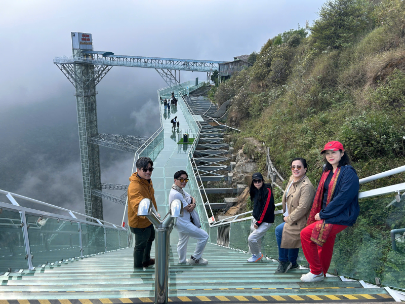 Du khách tham quan Cầu kính Rồng Mây ở Sa Pa