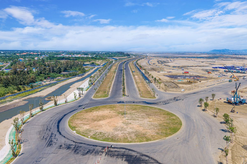 Đại lộ Thời Đại dài 12km, rộng tới 120m đã được trải nhựa, sẵn sàng đón những chuyến xe đầu tiên lăn bánh.