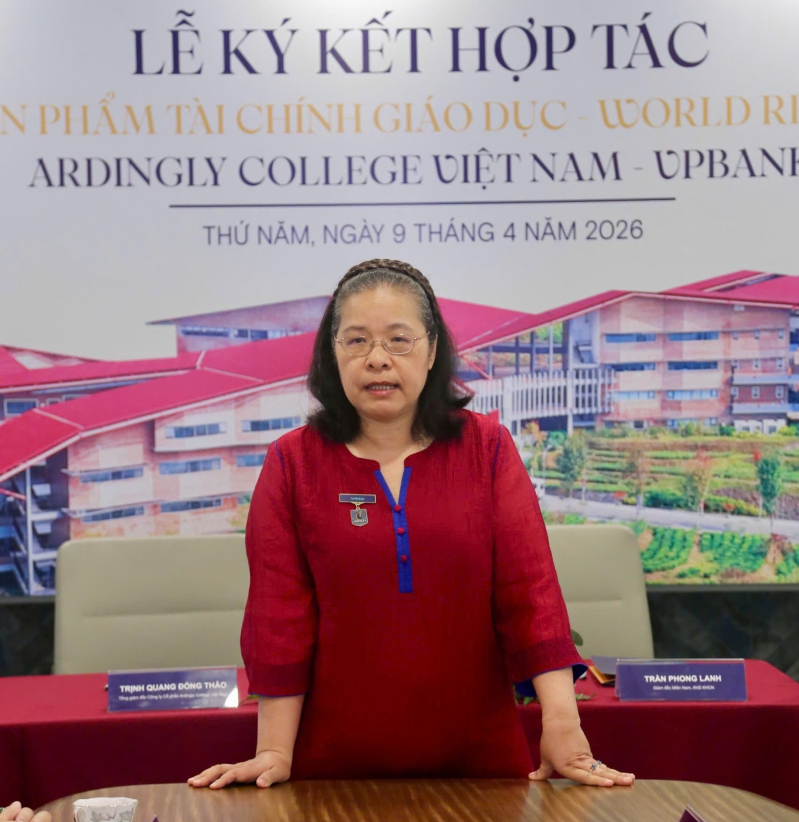 Bà Nguyễn Thị Kiều Oanh - Tổng giám đôc Tập đoàn đầu tư Khôi Nguyên tại lễ ký kết ra mắt sản phẩm liên kết Tài chính – Giáo dục “World Ready”