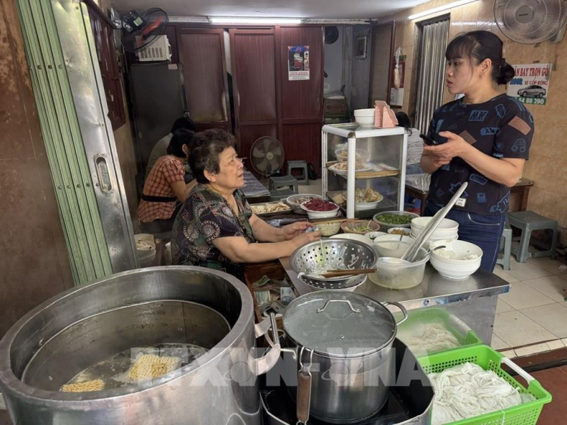 Một cửa hàng phở ở phố Nguyễn Du, Hà Nội. Ảnh: TTXVN
